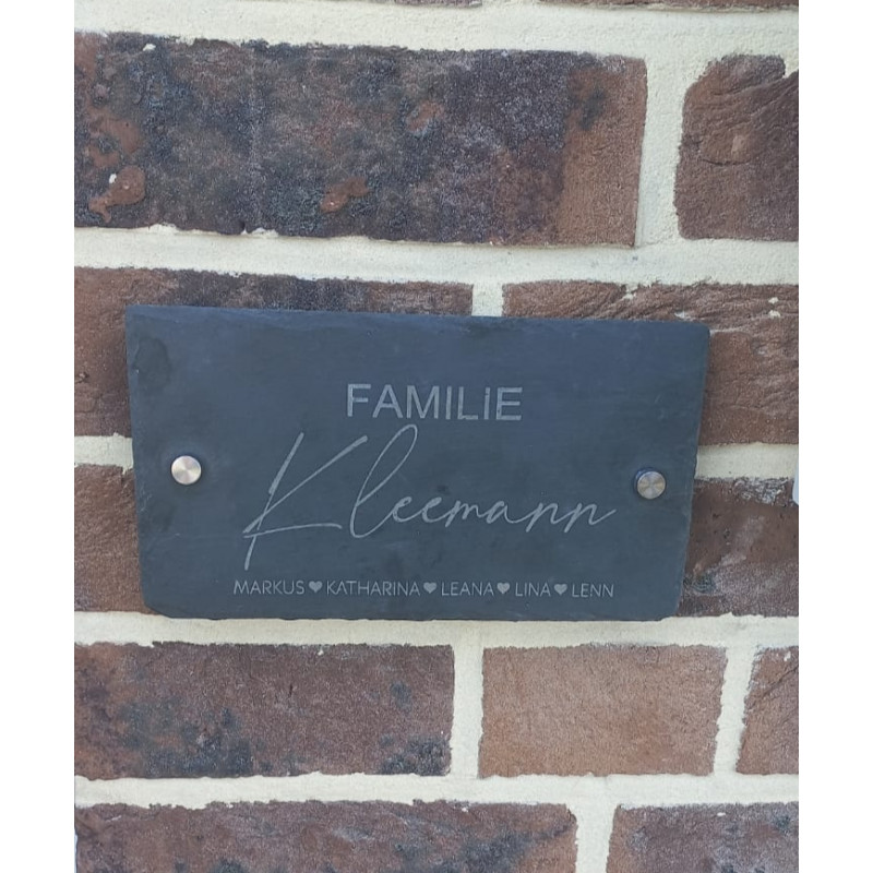Schieferplatte mit dem Namen der Familie