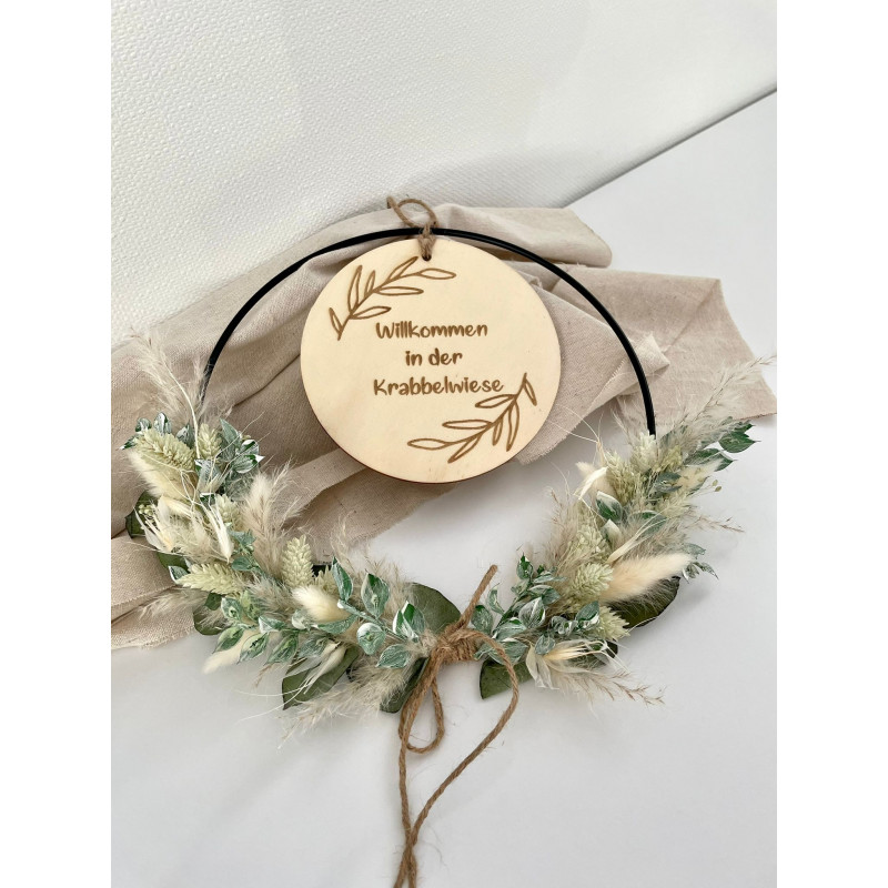 Trockenblumenkranz mit personalisierter Holzscheibe