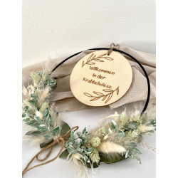 Trockenblumenkranz mit personalisierter Holzscheibe